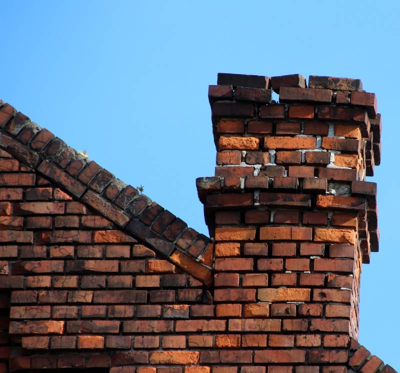 Signs Your Schaumburg Home Needs a Chimney Inspection Damaged chimney on an Schaumburg home showing cracks and missing mortar